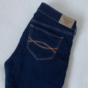 Abercrombie & fitch jeans - Använda fåtal gånger, nyskick. Snygg genomblå klassisk färg storlek 4s - W27 L29. Skinny jeans