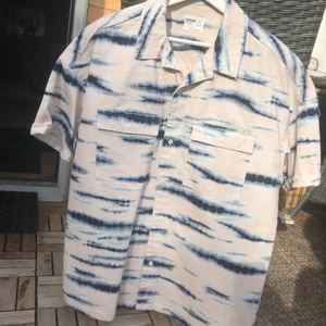 Kortärmad skjorta - Kortärmad oversized sommarskjorta från Bershka. Aldrig använd. Jeans material. Storlek S men som sagt väldigt stor för att vara S.