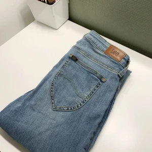 Lee jeans - Säljer mina Lee jeans. Beställda från deras hemsida i storleken 31 och längden 33. Dock tycker jag de var för stora för mig och har bara provats. De är jättemjuka och supersköna! Köptes för 899kr Frakt: 66kr