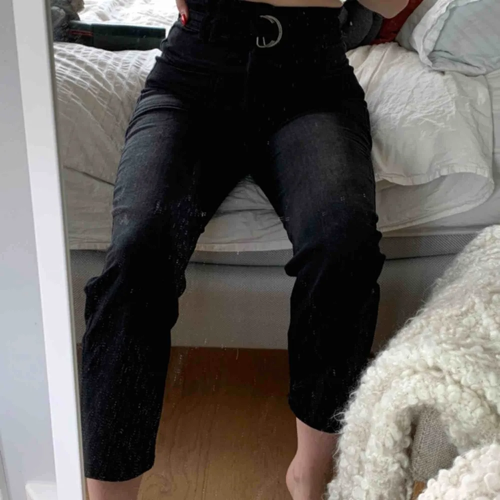Zara black pants with built in belt !! High waisted fit ! Worn a couple of times ! Bought for 600 kr selling for 300 ! Meet up in stockholm or pay for shipping 💞. Jeans & Byxor.