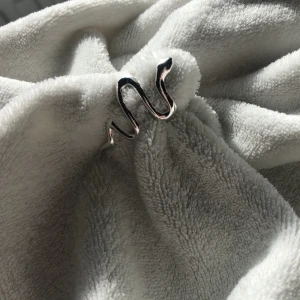 Orm ring - Jättefin trendig orm formad ring. säljer pga kommer inte till användning. aldrig använd, så 100% nyskick. passar mig med mellanstora fingrar. 20kr el buda frakt tillkommer💘