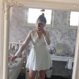 Vit klänning - Jättefin klänning som är perfekt för exempelvis skolavslutning eller dop, jättefin verkligen men används aldrig och har prislapp kvar🥰 nypris: 900kr