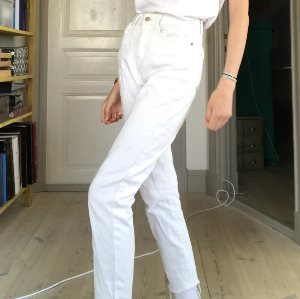 Vita avklippta jeans,. Jeans & Byxor.