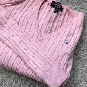  - En fin GANT-tröja med v-ringning. Sparsamt använd. Perfekt till vår och sommar. Pris kan diskuteras! 