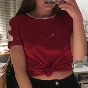  - XS, men skulle säga att passar S också! Röd t-shirt med vita detaljer.