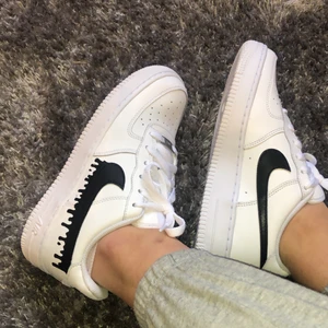 Målade nike airforce 1 - KOLLAR INTRESSE på dessa coola handmålade nike airforce 1. Färgen är den bästa på marknaden och ska hålla oavsett regn osv. Helt oanvända, i storlek 38. Budgivning vid flera intresserade💞