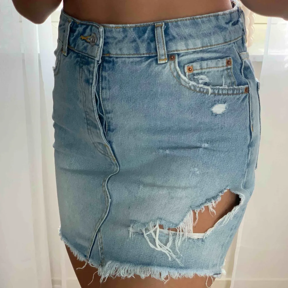 Perfekt jeans kjol från Gina tricot!  Frakt tillkommer.. Kjolar.