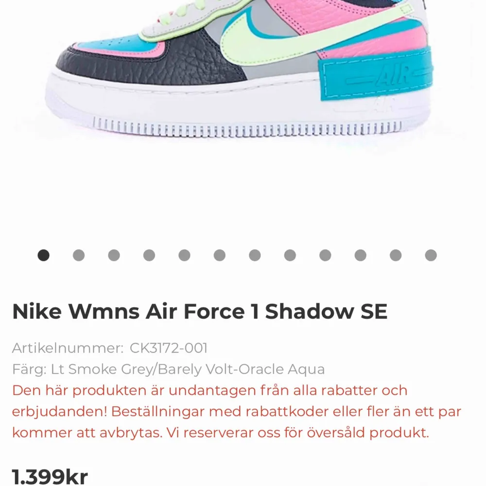 Säljer nu dessa eftertraktade  ”Nike Wmns Air Force 1 Shadow” som jag köpte för 1.399kr  (Säljer pågrund av felköp) Skorna är HELT nya och ligger i sin originalkartong💕 Hör av er vid eventuella frågor och vid intresse🌷 Storlek: 40. Skor.