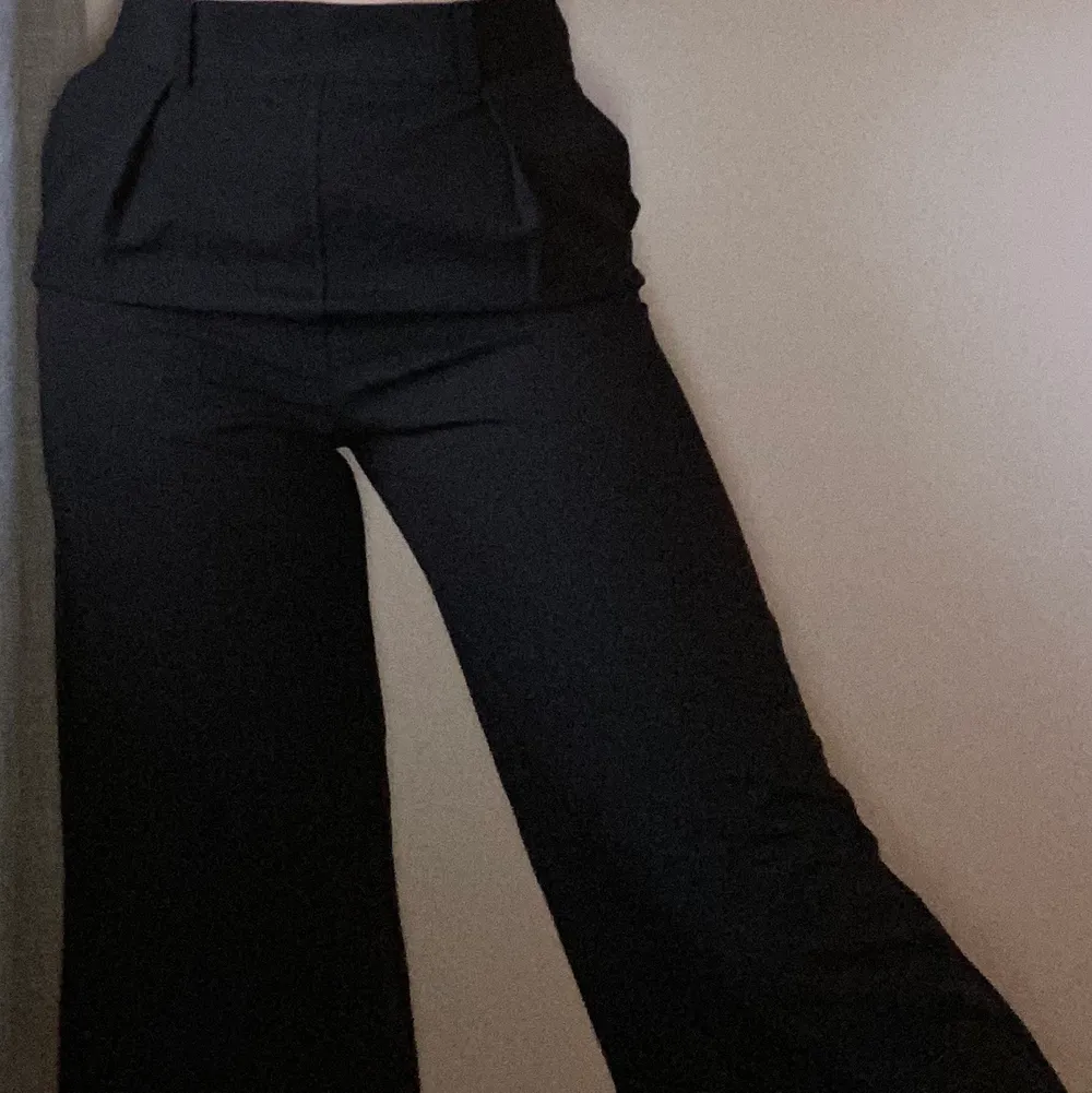 Svarta kostymbyxor från Asos, fick dem förra året i present och de har använts 1-2 gånger så dom är fortfarande i nyskick. Jag är 164cm och de är aningen för korta för min smak. Frakt är inräknad i priset. Jeans & Byxor.