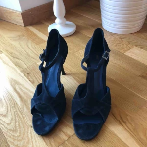  - ✨ Sandaler i äkta mocka ✨ •Endast använda 1 gång •Storlek 41 •Färg: mörkblå •Mycket bekväma •130kr  🚫Djurfritt och rökfritt hem 📍Kan mötes upp i Mölnlycke 📬Kan skickas mot fraktkostnad(63 kr-skicka lätt)  