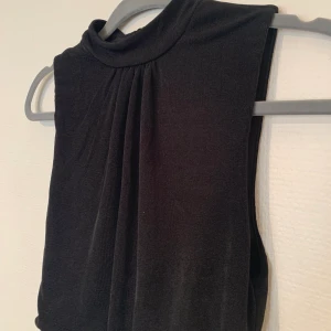 Svart topp (ej glittrig) - Helsvart även om den ser glittrig ut på bilden! Aldrig använd!