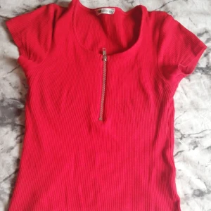 Röd tröja storlek XS-M  - Använd ett fåtal gånger storlek XS-M 