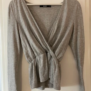 Grå tröja  - Säljer denna fina grå tröja från BikBok i storlek XS, kommer aldrig till användning. Betalas med swish och köparen står för frakten 🦋
