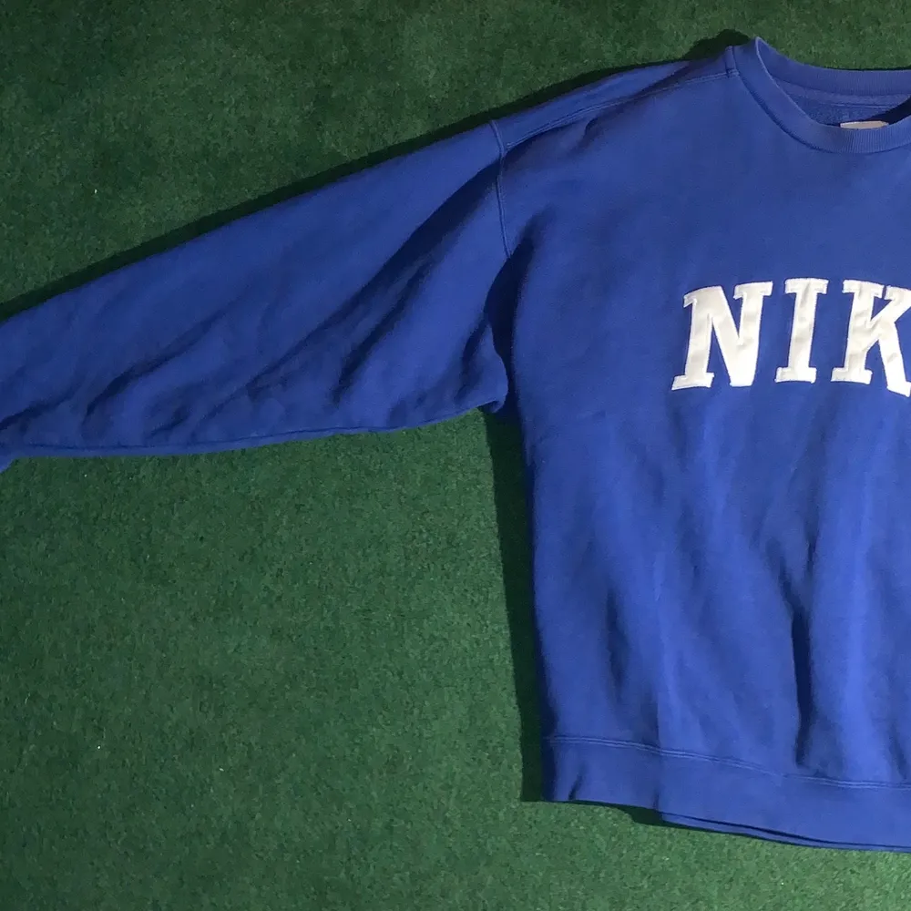 Vintage Nike sweatshirt i snygg blå färg!                       Storlek: L men sitter som M/S.                                    Köpt direkt för 800kr eller kom med bud :).              Bud över 600!. Tröjor & Koftor.