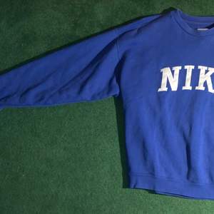 Vintage Nike sweatshirt i snygg blå färg!                       Storlek: L men sitter som M/S.                                    Köpt direkt för 800kr eller kom med bud :).              Bud över 600!