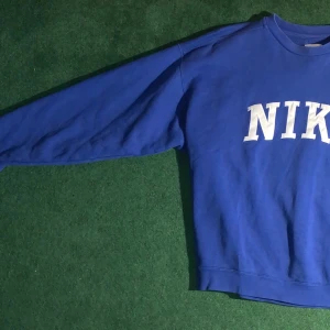 Vintage Nike  - Vintage Nike sweatshirt i snygg blå färg!                       Storlek: L men sitter som M/S.                                    Köpt direkt för 800kr eller kom med bud :).              Bud över 600!