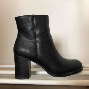  - Sko från skopunkten. Endast använd en gång. Strl.39  Nypris 349kr