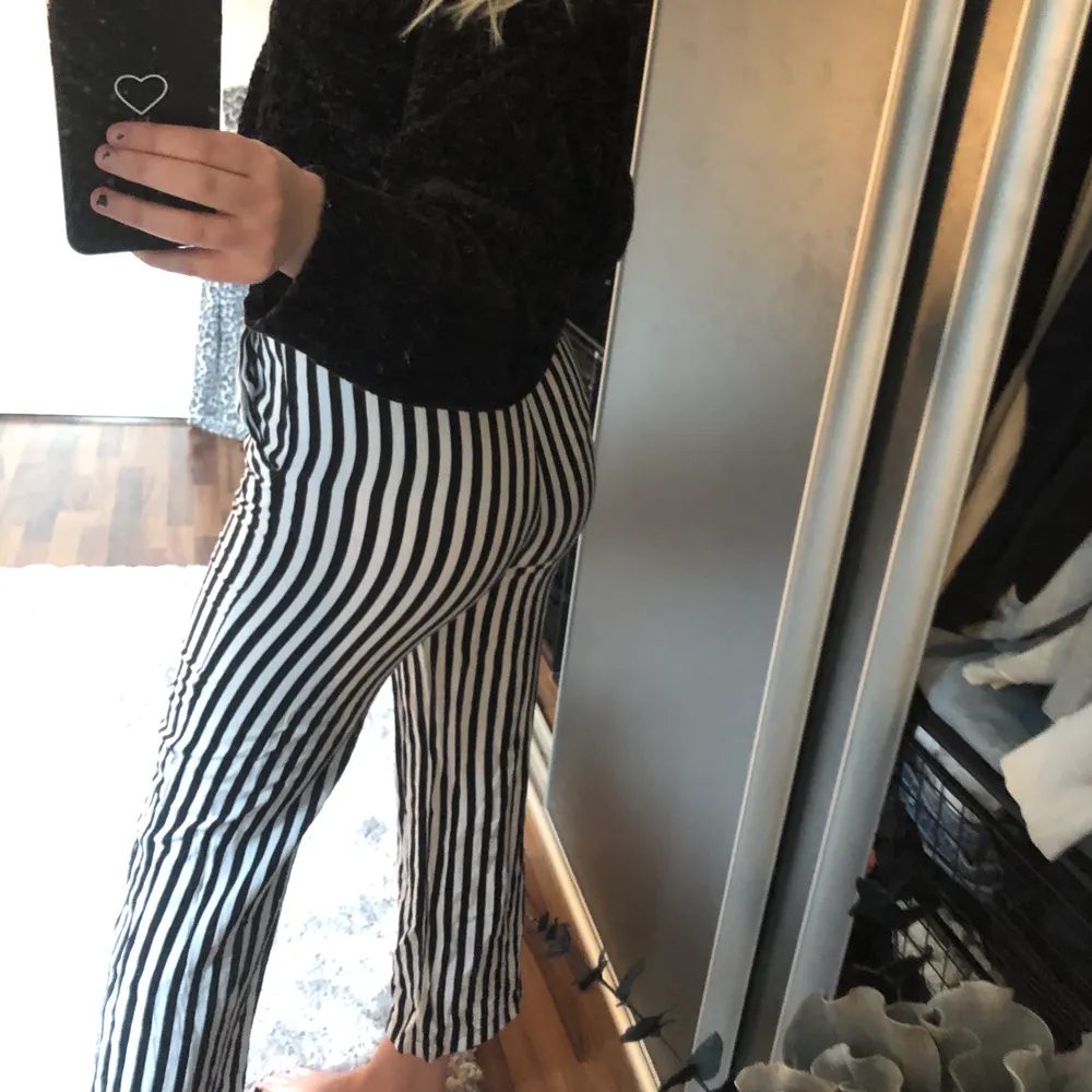 Super snygga randiga byxor ifrån monki i storlek S, tyvärr så kommer dom inte till användning längre🥰. Jeans & Byxor.