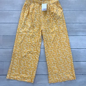 Samsoe Samsoe byxor  - Jättefina, svala, somriga brallor. Perfekta en sommardag! Aldrig använda, prislapp finns kvar. Nypris 1199 kr 