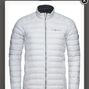 Sail racing  - Sail racing vår jacka helt ny och jätte bra skick. Storlek S köpt för 2900kr