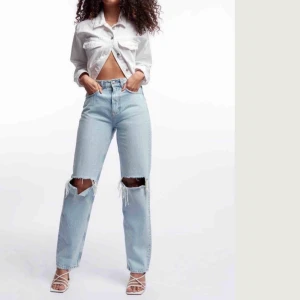 90s High Waits Gina tricot - Ett par snygga 90s high Waits jeans från Gina tricot. Helt nya med alla lappar kvar i storlek 36. Jeansen är helt slutsålda på hemsidan. Köparen står för frakten och budgivning sker i kommentarsfältet.