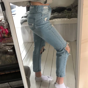 Jeans  - Fina jeans med hål i och i bra skick! Säljer dom pga att dom är för korta för mig och aldrig kom till användning! 💕