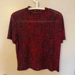 Svart röd T-shirt topp  - Säljer denna fina T-shirt topp hör av dig om du är intresserad eller har frågor kram!💓💓