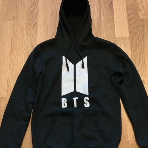 BTS hoodie. Jimin 95 på baksidan - Ganska bra skick, använd några gånger.