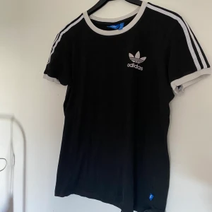 Adidas T-shirt  - Strl uk 8, som en S/M. Väldigt snygg och bra skick