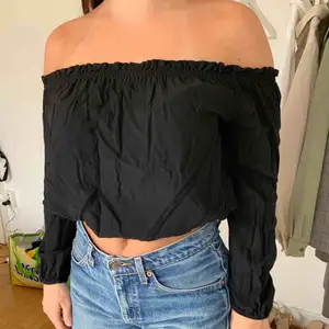 Svart off the shoulder tröja från Brandy Melville. One Size, men passar XS-S. Fint skick, använd fåtal gånger!🖤 Kan mötas upp i GBG, köparen står för frakten