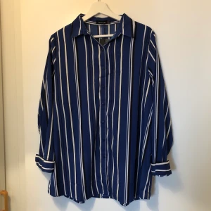 Blårandig skjorta - Oversized blårandig skjorta i tunt material. Aldrig använd, lapp kvar. 