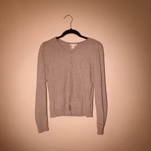 Kofta i storlek S. - Grå kofta med knappar på från H&M i storlek S. 