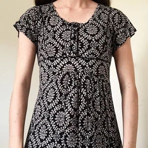 Blus - Vit och svart mönstrad blus med 4 st knappar fram. Sitter lite tightare runt midjan och har ett band som knyts i ryggen. Skriv till mig vid intresse eller om du har några frågor☀️ Fraktkostnad tillkommer! 