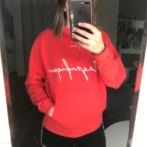 Röd hoodie - Hoodie med tryck i bra skick