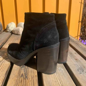  - Säljer dessa skor med klack från K.Cobler i äkta mocka. Originalproduktioner 1100kr. Använda en gång. Säljer pga fel storlek. Tar endast swish. 