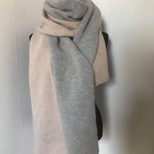 Rodebjer halsduk  - Halsduk från Rodebjer i ull perfekt för kalla höst och vinterdagar. Nypris 1290:- nu 250:-             Knappt använd. 