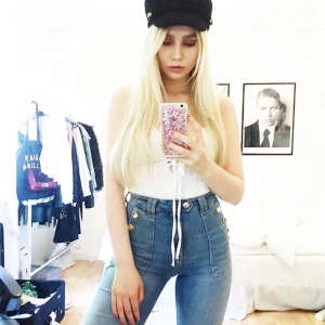 Utsvängda jeans med hög midja - Utsvängda jeans med hög midja och guldiga knappar från H&M, storlek 34.