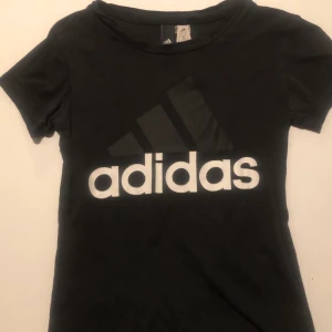 Adidas tshirt - Den har ett pytte litet hål i. Frakt tillkommer