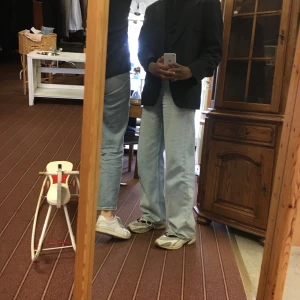 Levis jeans  - Säljer nu mina vida Levis strauss Jeans då jag känner att det inte riktigt är min stil längre. Jeansen är otroligt stretchiga och är vida i formen nedtill och tajta i rumpan och i midjan vilket är väldigt inne nu. Så passa på köp!! (Pris kan diskuteras såklart!) ⚡️💓🍄🌈🦋✨🥑💞🤍 OBS: Jag är 180cm lång och byxorna är långa o modellen!!!