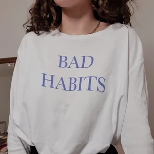 Vit Weekday tröja - Långärmad tröja från Weekday med text💙Skönt material samt i bra skick. Xs men passar även S. Frakt ingår. Priset är diskuterbart💙