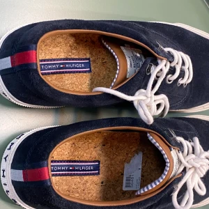 Tommy hilfiger  - Helt nya par Tommy Hilfiger i strl 40. Köpt från Zalando för några månader sedan och aldrig använd då dom var stora tyvärr :( 