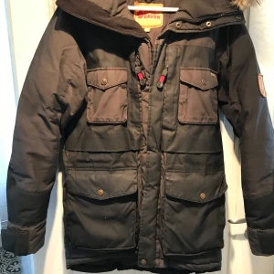 Fjällräven Arktis Parka - Mycket varm vinterjacka. Köpt för ca 10 år sedan för 7000:-. XS men stor i storleken så skulle säga mer som S. Klart bra skick.