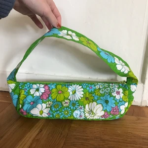 Så söt väska - Supersöt väska jag sytt själv i autentiskt 70-tals tyg! Har dragkedja och innerfoder🥰 