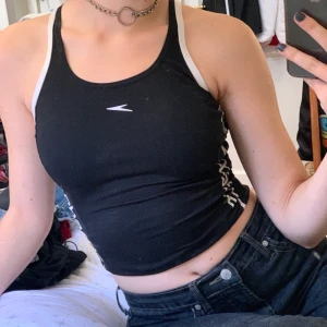 Tight speedo topp  - Riktigt cool topp med märket speedo. Var en baddräkt innan men klippte den så den är lite konstigt i ryggen och såklart baddräktsmaterial. Sitter som en smäck;))