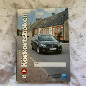 Körkortsbok nyskick  - Säljer min körkortsbok billigt, är i nyskick bara fått lite stötar på sidan!