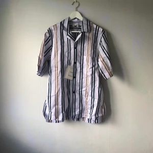 oanvänd Acneskjorta storlek 46  - Säljer oanvänd skjorta från acne på grund av en alldeles för stor storlek för mig! :) Storlek herr 46. Nypris ca 2500!