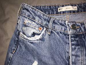 Superfina jeans från Gina. Passar folk i längden 165 ungefär! Bra skicka o aldrig använda.
