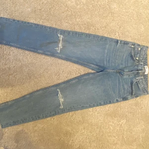 Helt nya jeans från Zara i st 34🌸 - Säljer dessa helt nya, supersnygga jeans från Zara med hål på knäna och rak modell eftersom att det inte passade mig tyvärr:( Nypris 380kr men säljer för 200kr💜