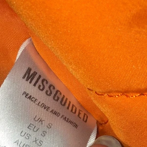 Missguided höst bomberjacka - En mörk grön bomberjacka som är väldigt varmt bekväm och är något som perfekt för hösten. Den har två fickor och dessutom en ficka vid armen.Den är helt ny och är knappt andvänd precis som en ny bomber jacka. Köpt för 600 säljs för 300.  Kan diskuteras