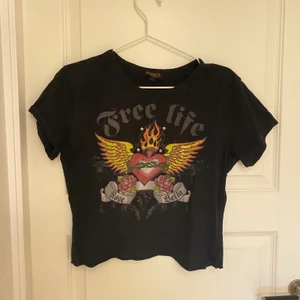 Croppad Tshirt stl S - T-shirt med tryck som jag klippt av själv. Har använts en del men ser inte sliten eller urtvättad ut